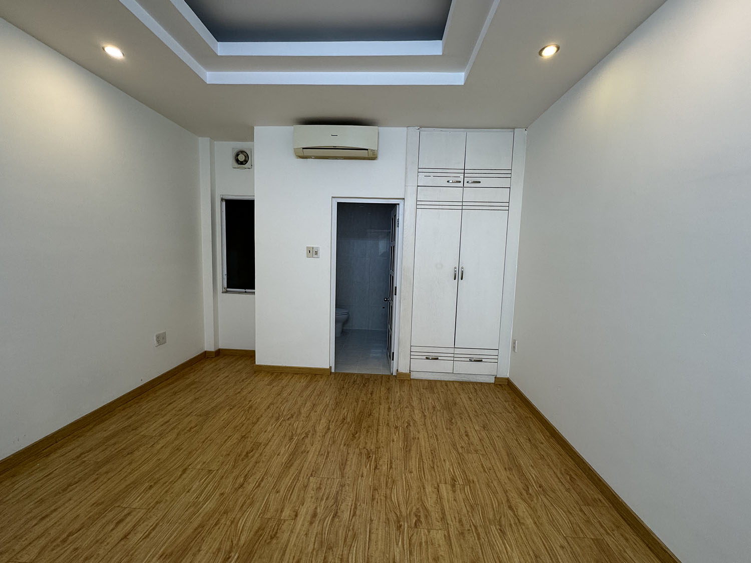 Nhà phố 3 lầu (DTKV: 4m x 15,5m=62m2) hẻm nhựa 8m khu kinh doanh sầm uất và người nước ở Lê Văn Sỹ